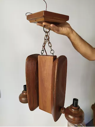 Coppia di lampadari in legno intagliato