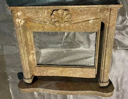 Cornice in marmo per caminetto
