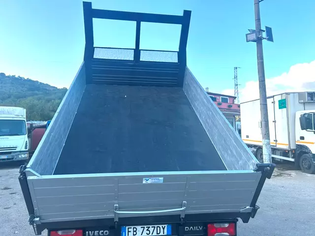 Foto 6Camion Marca Iveco Daily 35c15 ribaltabile Anno 2015 Km 411500