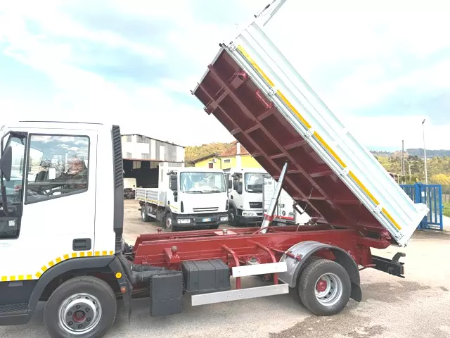 Foto 4Camion Marca Iveco Eurocargo 60e15 tector ribaltabile Anno 2001