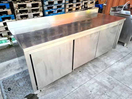 Tavolo inox con porte scorrevoli usato