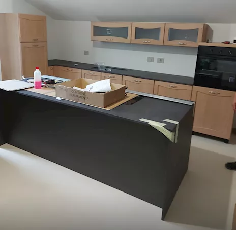 Cucina CREO Kitchens (Gruppo Lube) in massello con penisola