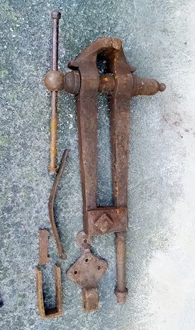 Pesante antica morsa da fabbro, da ferro forgiato
