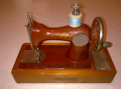 Macchina da cucire piccola, made in USSR perfettamente funzionante