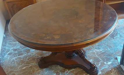 Tavolo tondo Old Klass in noce intarsiato ed intagliato 125