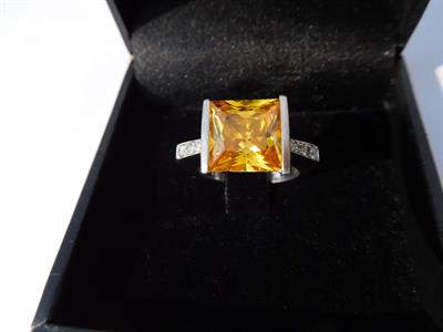 Anello con quarzo citrino e zirconi.Montatura argento 925