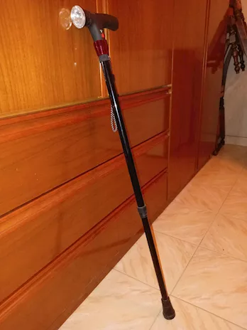 Bastone per disabili con torcia e allarme soccorso