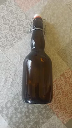 50 bottiglie in vetro scuro da 50 cl con il tappo