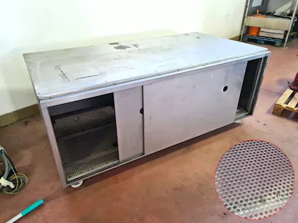 Tavolo armadiato inox con base forata usato - Foto 2