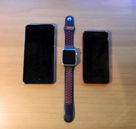 Due Apple iPhone e un Apple Watch, leggere