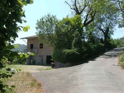 Serramazzoni – Casa singola grezza e terreno