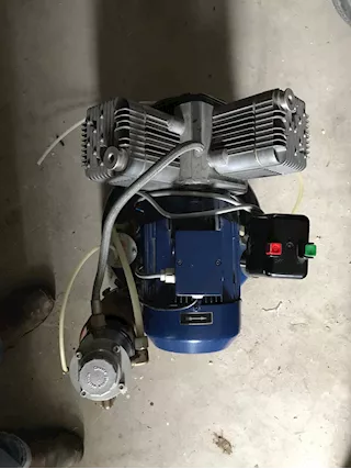 Compressore a pistoni marca Dürr - per studio/laboratorio