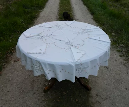 Tovaglia rotonda ricamata a mano 160 cm