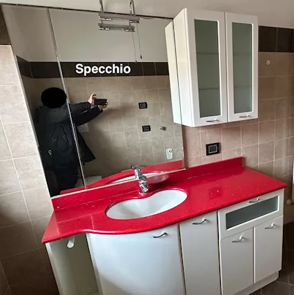 Mobile bagno con specchio e pensile.