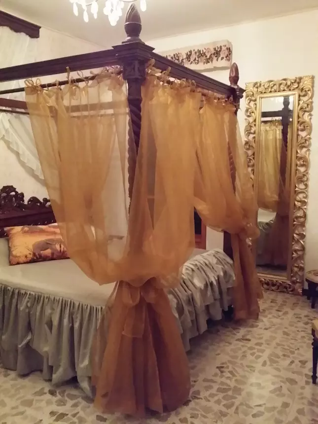 Foto 5Letto a baldacchino, materasso ortopedico e rete motorizzata, in legno massello