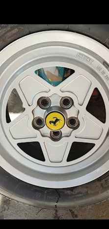 Cerchi e gomme Ferrari
