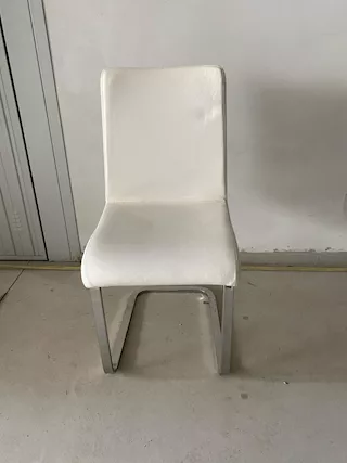 Sedie in pelle bianca e acciaio