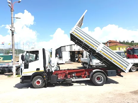Camion Marca Iveco Eurocargo 75E18 Stralis ribaltabile e gru Km 199500 - Foto 5