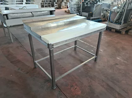 Piano inox usato per preparazione piatti