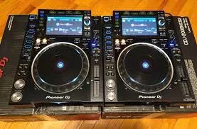 2x Pioneer CDJ-2000 Nexus2 e 1x PIONEER DJM-900 Nexus2