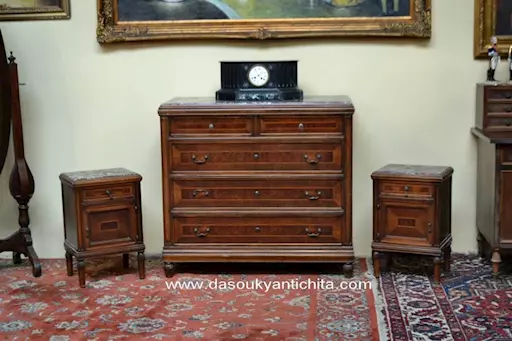 Comò-cassettone con coppia di comodini del XX secolo stile L