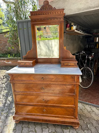 Cassettiera antica con specchio