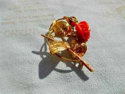 Spilla ORO giallo 18K con foglie e rosa in corallo