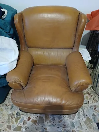 2 poltrone e un divano in pelle - Anteprima 1