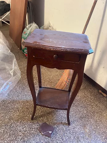Comofino -comodino in legno in buono stato