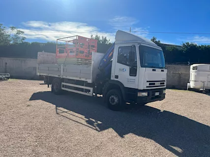 Camion con gru IVECO 130 E 15