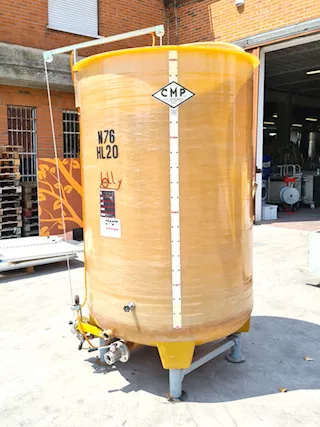 Cisterna per vino in vetroresina usato