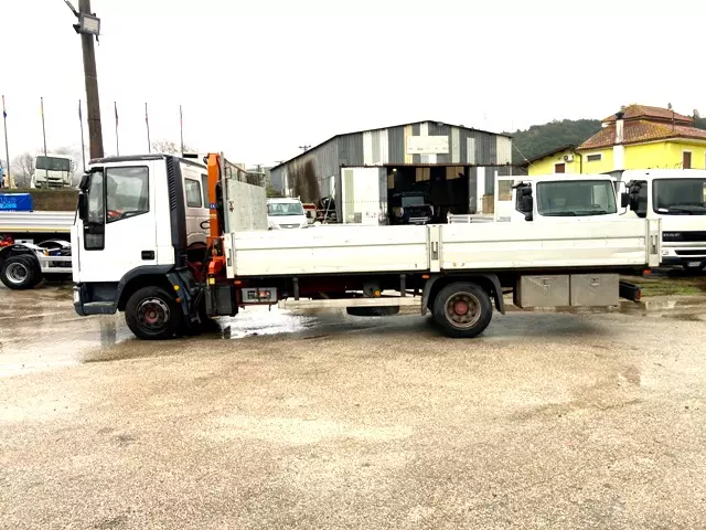 Camion Iveco Eurocargo 75e15 cassone fisso e gru, marca stern