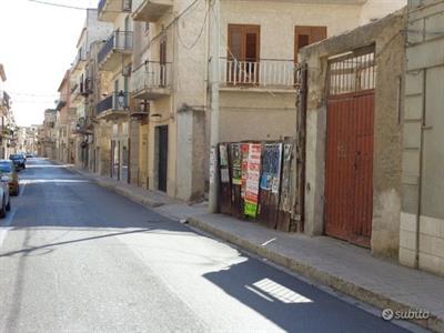 Castelvetrano casa ind 5 vani cortile priva