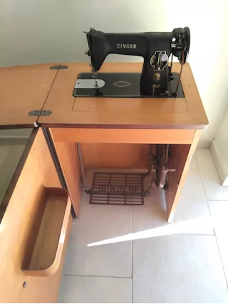 Mobiletto con macchina da cucire - Foto 3