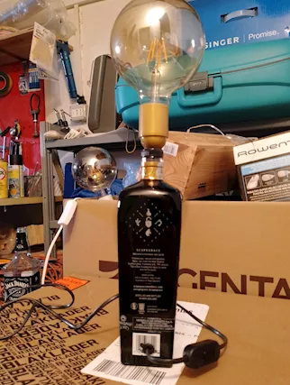 lampada con bottiglia in vetro