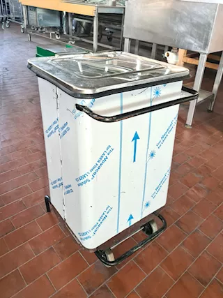 Pattumiera per rifiuti rettangolare usata