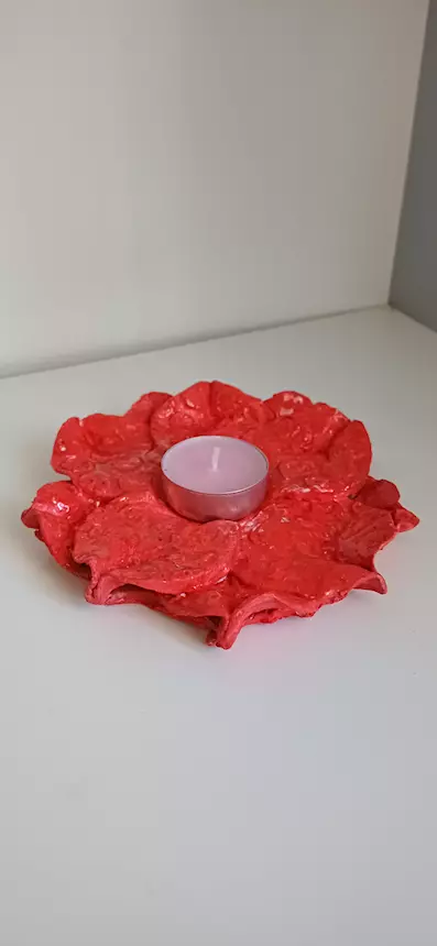 Portacandele rosso creato a mano, a forma di fiore