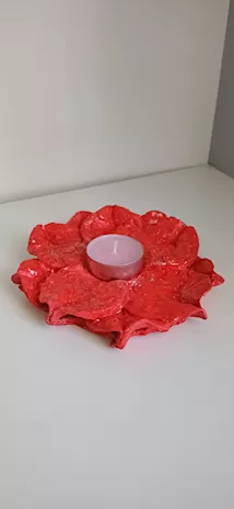Portacandele rosso creato a mano, a forma di fiore