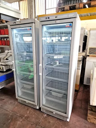 Freezer vetrato da supermercato usato