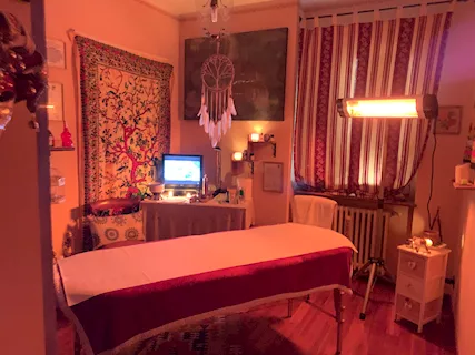Massaggiatore esegue massaggi ayurvedici