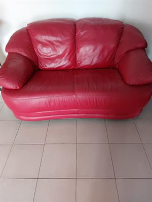 Divano in pelle rosso a due posti