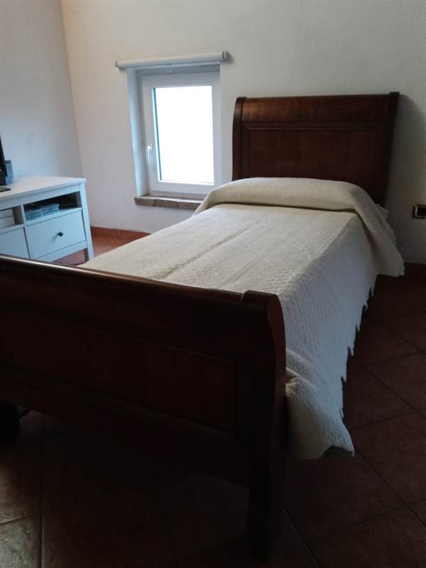 Letto Singolo a Barchettone Noce, ottime condizioni, come nuovo