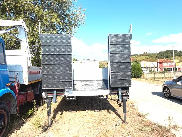 Foto 2Camion Marca Iveco pianale carrellone rampe idrauliche Anno 2024