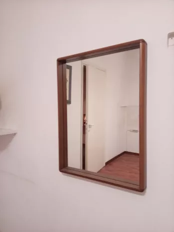 Specchio da parete con cornice in legno noce massello