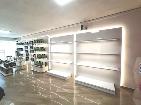 Arredo bianco con mensole luminose 6377
