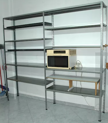 Scaffale doppio in metallo usato con piedini