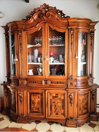 Cristalliera in Legno Massello ed Intarsi in Radica