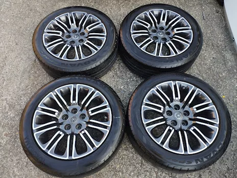 Cerchi in lega da 18 con gomme 235/50/18 Opel Insignia