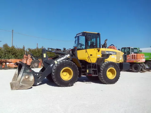Foto 4Pala gommata usata marca Komatsu WA250PZ-5 Anno 2008 Ore 7600, in buone condizioni