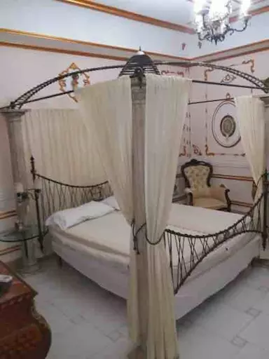 letto con baldacchino